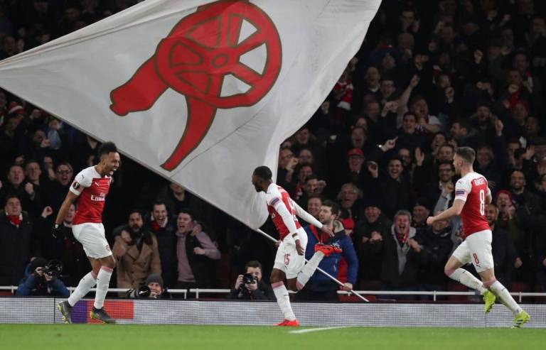 Asa Arsenal Meraih Trofi Europa League yang Membumbung Tinggi
