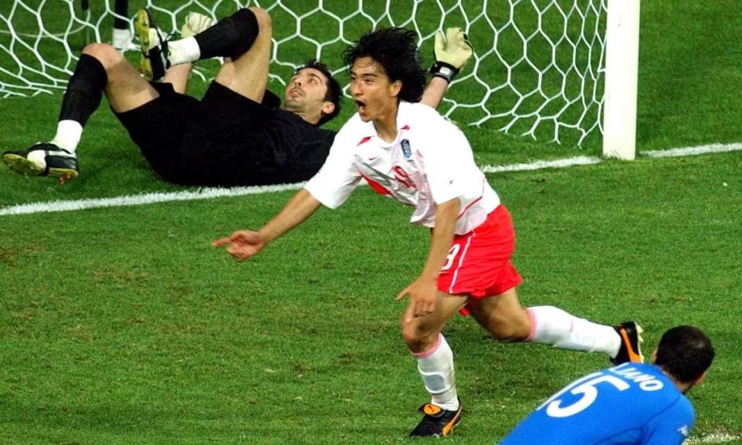 Buffon kebobolan dari Korea Selatan di Piala Dunia 2002.