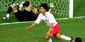 Buffon kebobolan dari Korea Selatan di Piala Dunia 2002.