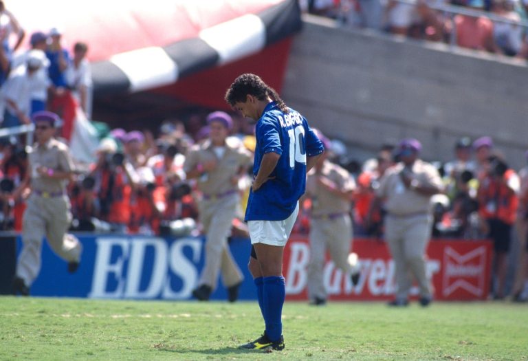 Roberto Baggio Setelah Eksekusi Penalti yang Gagal di Final Piala Dunia 1994